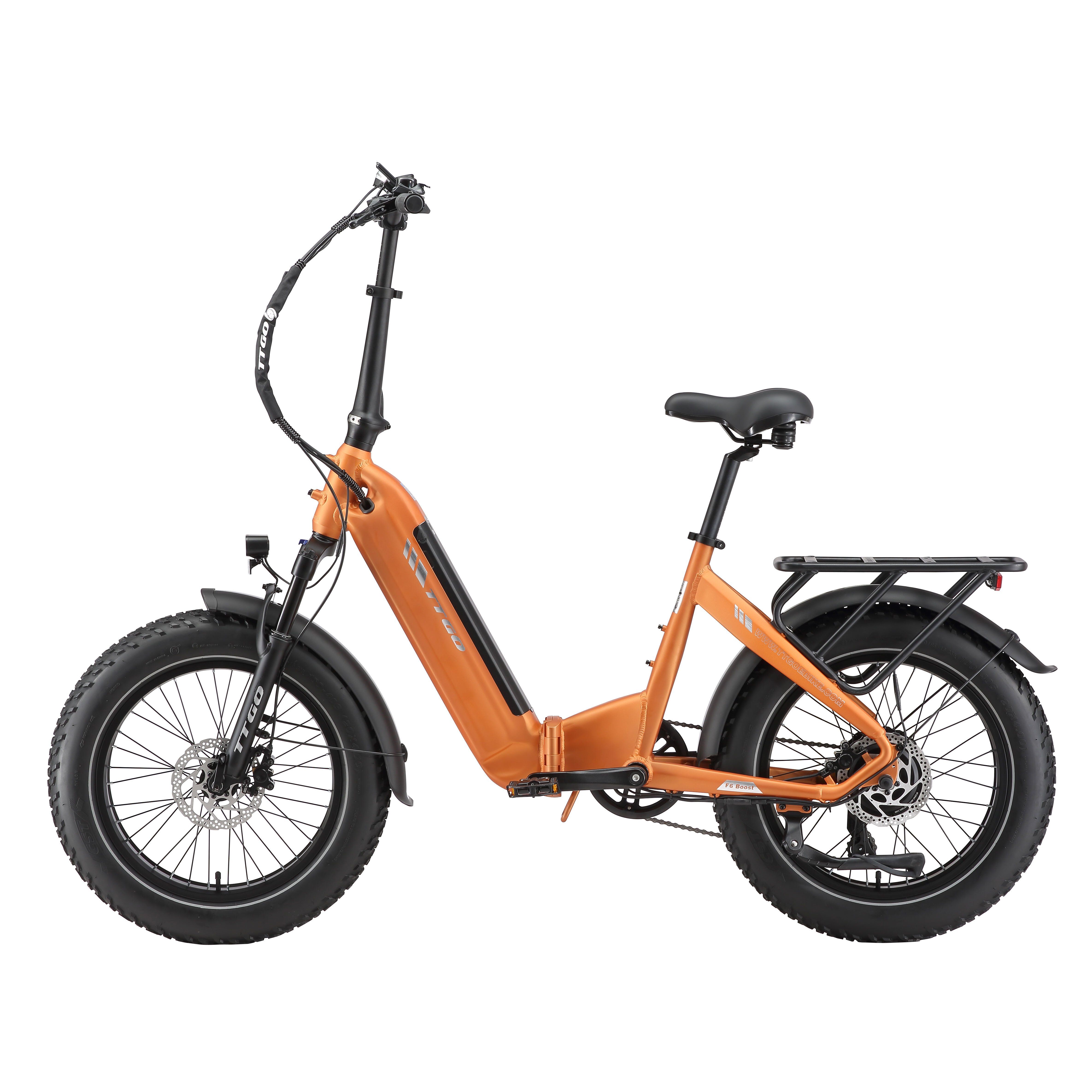 E-bike pieghevole arancione con pneumatici neri e portapacchi. Marchio TTGO visibile.