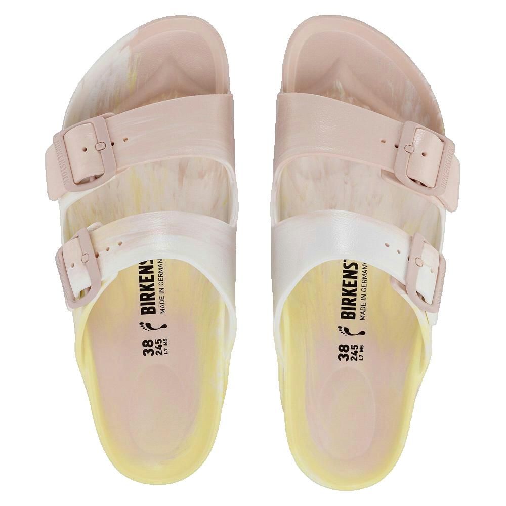 Due sandali, vista dall'alto. Sfumatura di colore giallo e rosa. Logo Birkenstock e taglia sulla suola.