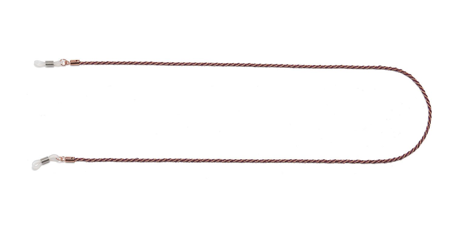 Catenina per occhiali con corda marrone e rossa e terminali in metallo. La catenina è attorcigliata e ha anelli in silicone trasparente.