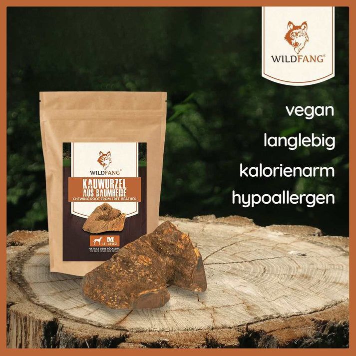 Snack a base di radice di albero. Confezione marrone con logo WILDFANG® e testo. Pezzo di radice accanto.