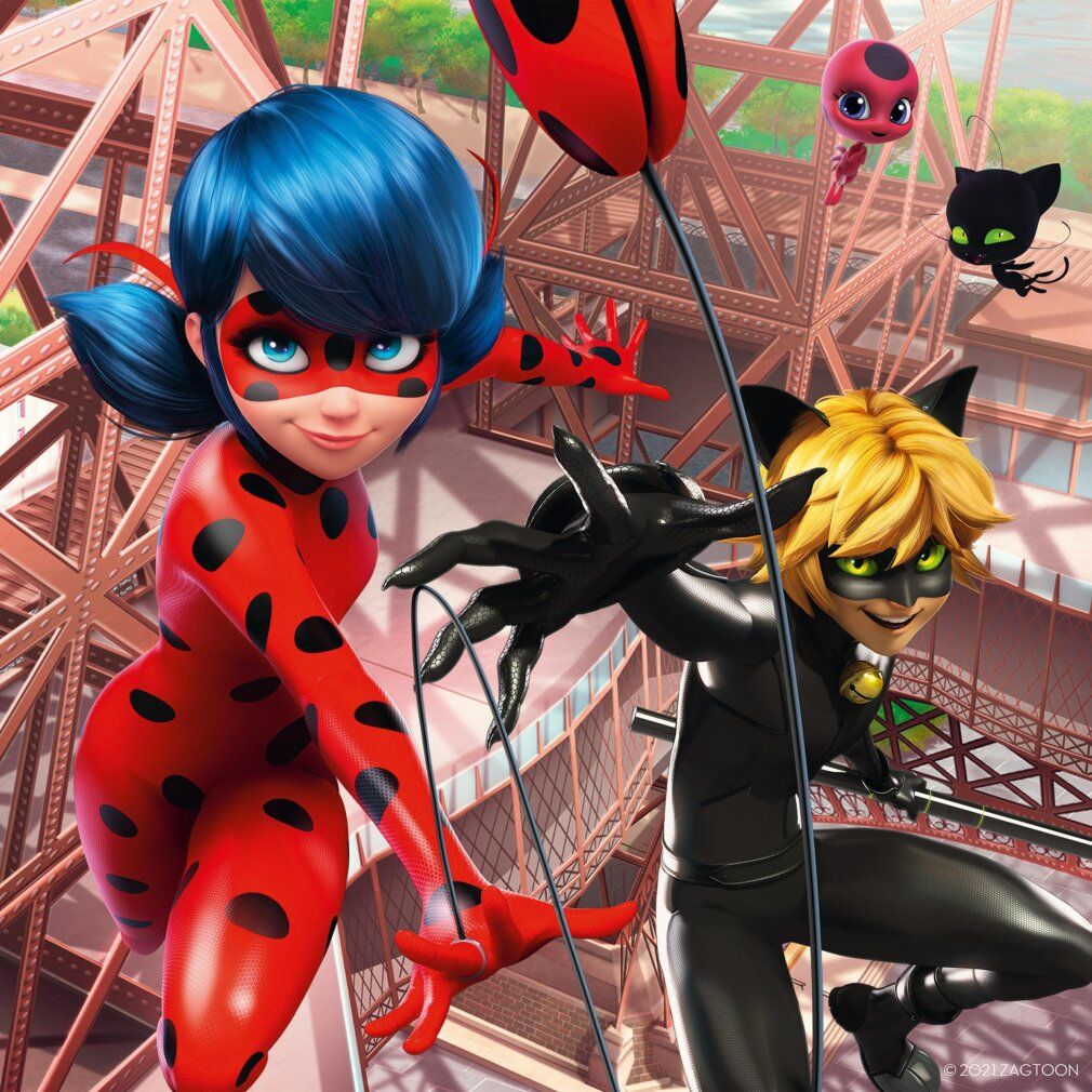 Ladybug e Cat Noir in primo piano. Guardano la telecamera. Personaggi di Miraculous.