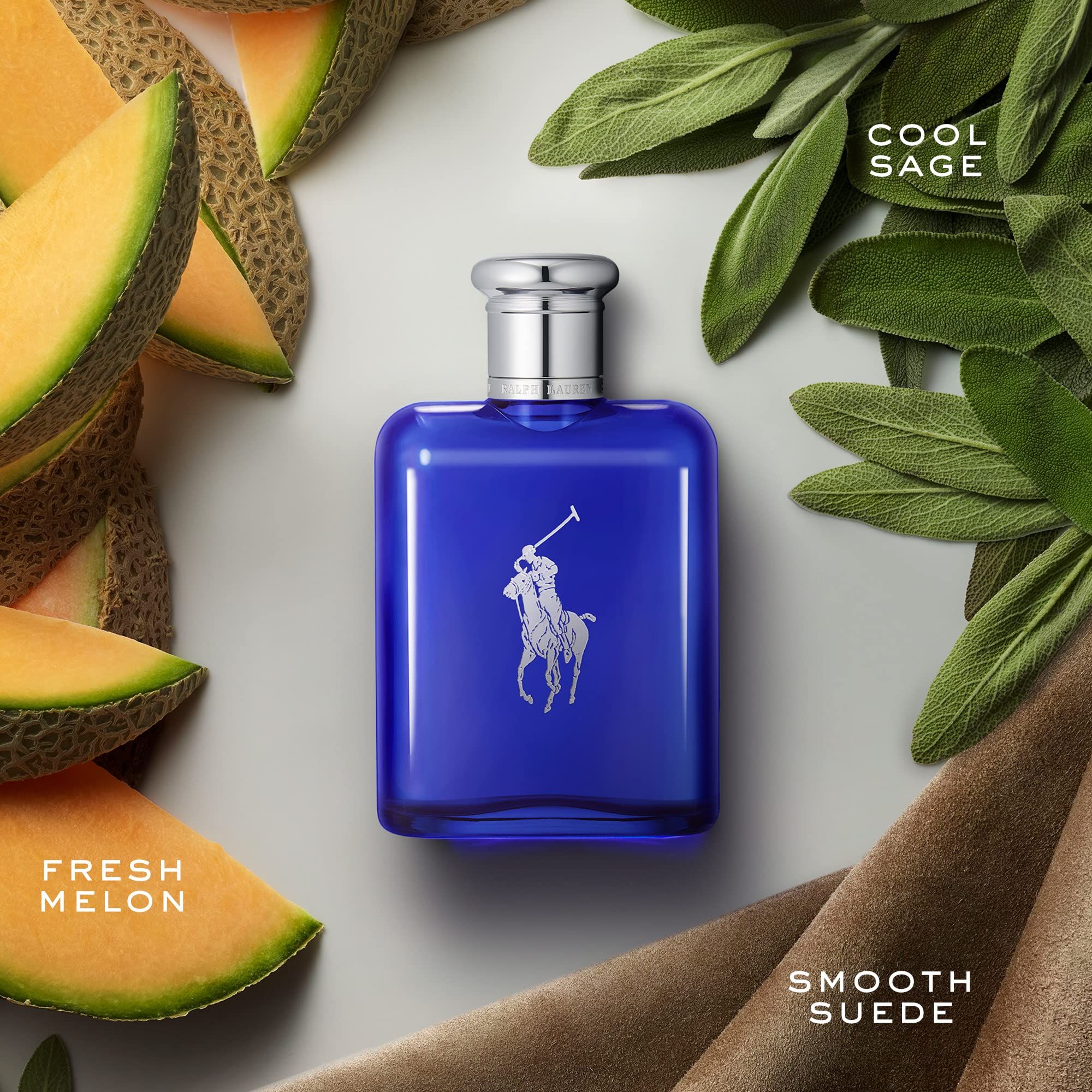 Flacone di profumo blu con tappo argentato. Circondato da fette di melone, salvia e pelle scamosciata. Testo: Fresh Melon, Cool Sage, Smooth Suede.