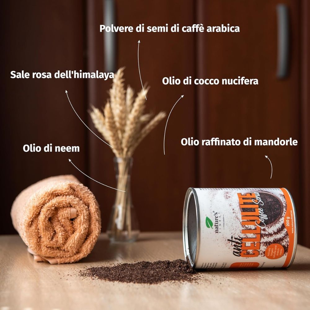 Barattolo 'Anti Cellulite Coffee Scrub' accanto agli ingredienti. Testo: 'Polvere di semi di caffè arabica'.