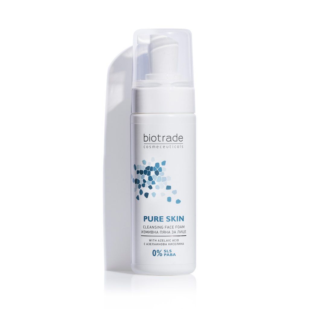 Flacone bianco con dosatore a pompa. Scritta: Biotrade, Pure Skin, schiuma detergente. Elementi grafici blu.