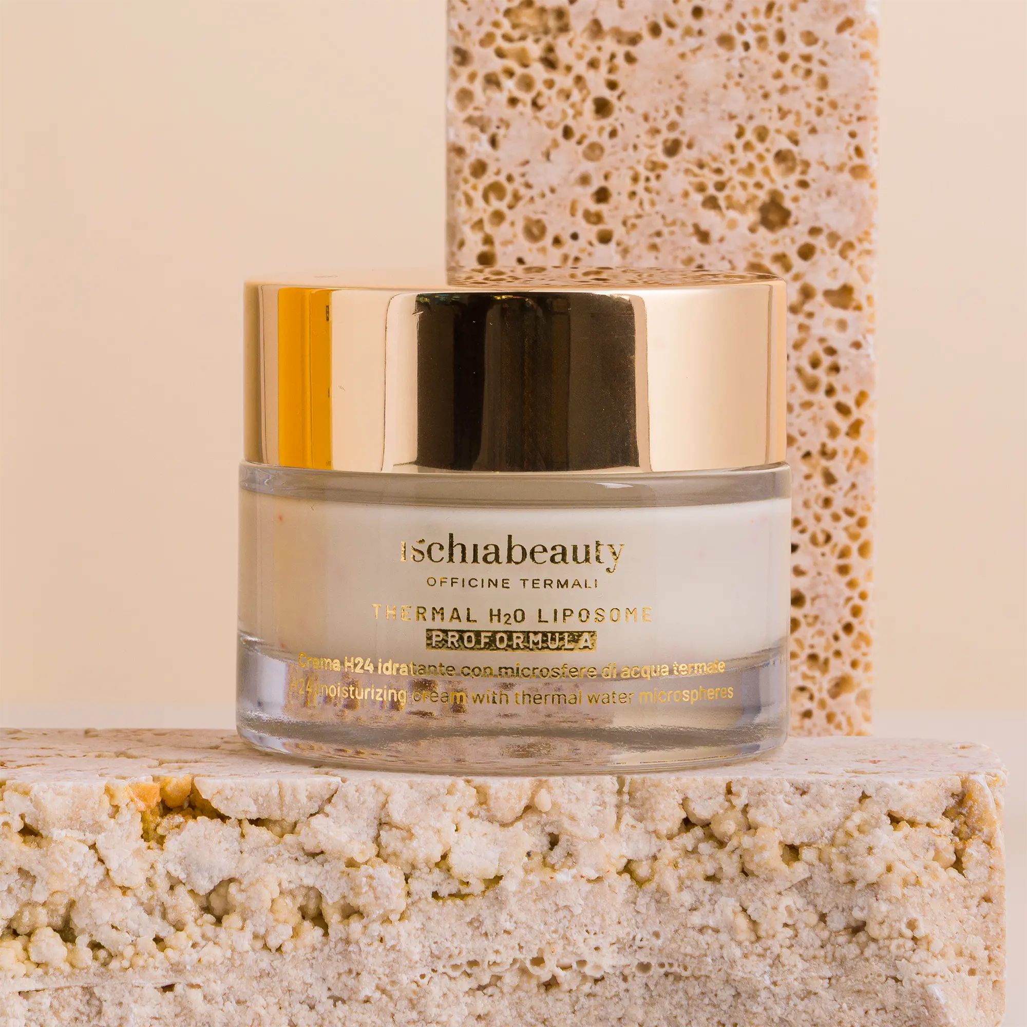 Vaso di crema con coperchio dorato. Scritta: ischiabeauty. Scritta: Thermal H2O Liposome Proformula.