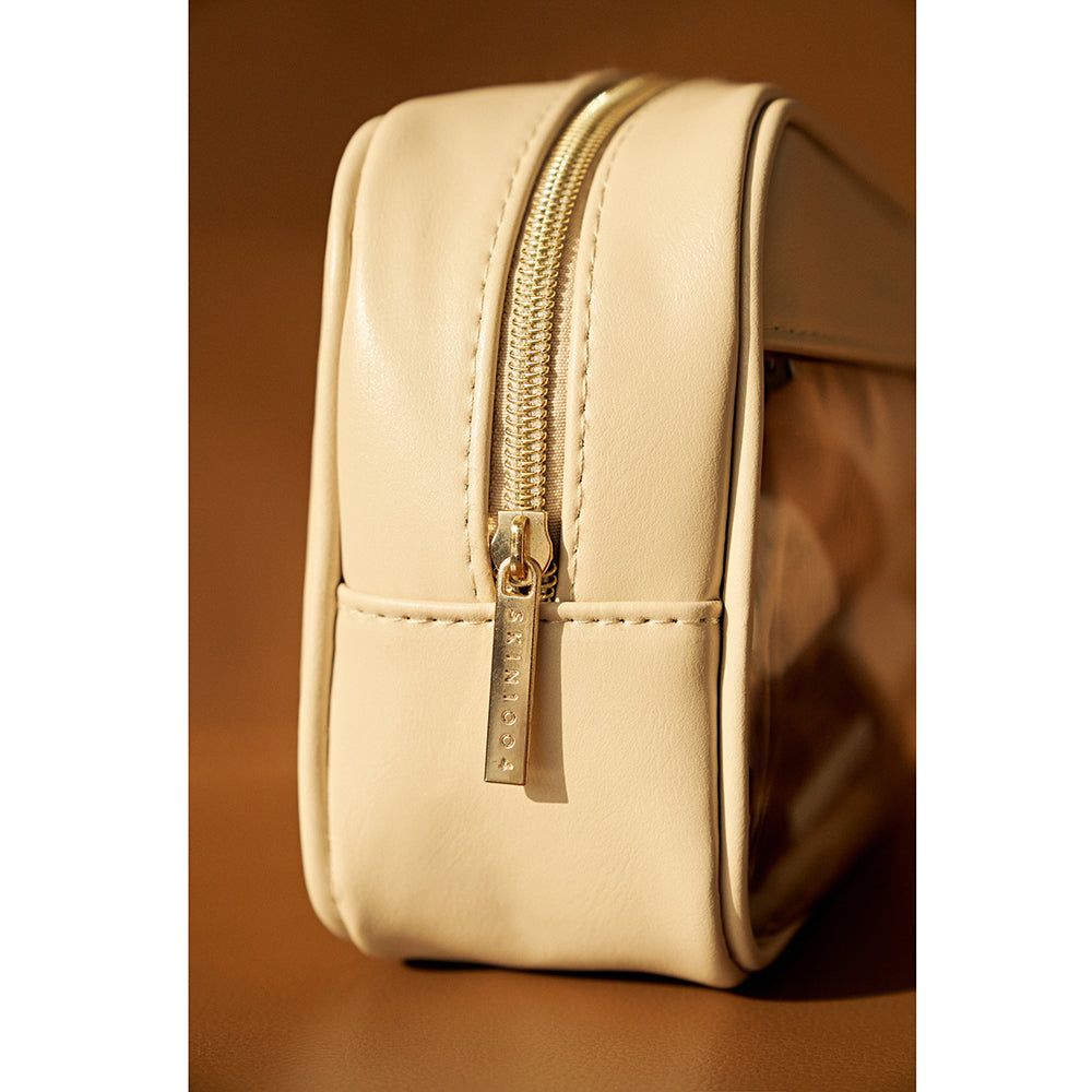 Primo piano della pochette cosmetica. Cerniera dorata. Logo SKIN1004 sul cursore.