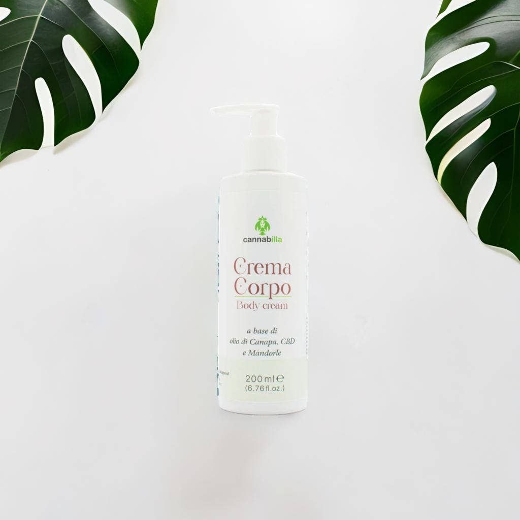 Flacone bianco con dosatore. Scritta: Crema Corpo, Body cream. Contiene olio, CBD e mandorle. 200 ml. Con foglie.