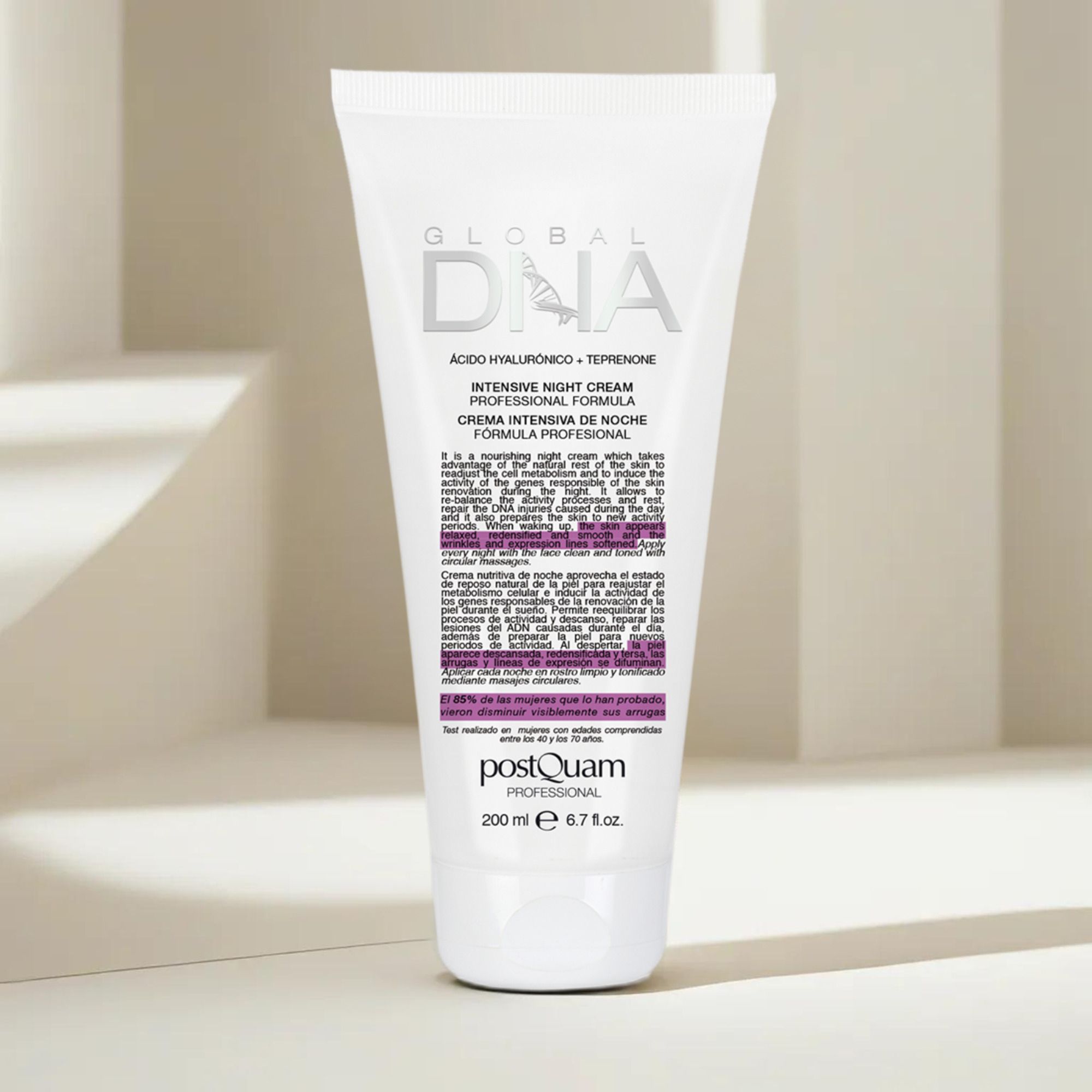 Tubo bianco con testo. Scritta: Global DNA, Intensive Night Cream. Marchio: Postquam. 200 ml.