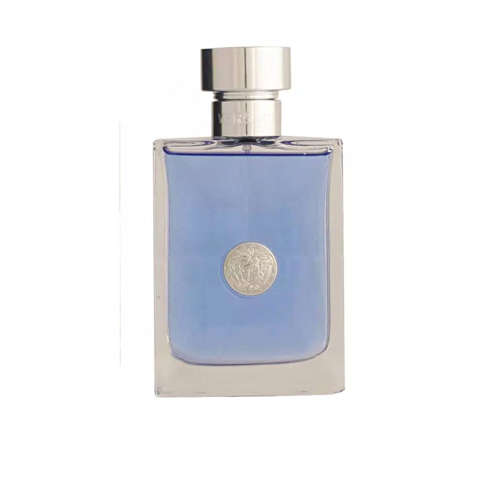 Versace Pour Homme Eau de Toilette Spray. Liquido blu in flacone quadrato di vetro con tappo argentato.