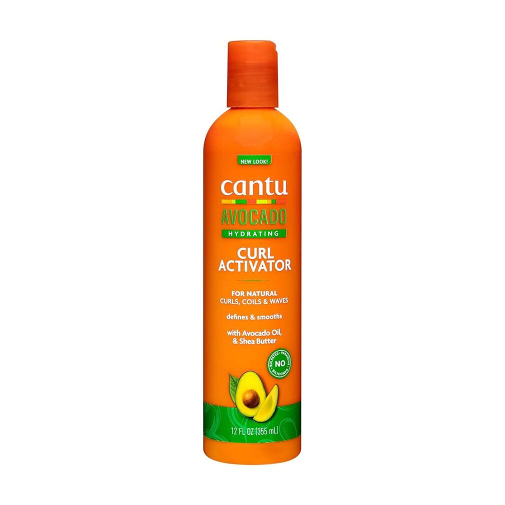 Flacone Cantu Avocado Curl Activator. Etichetta arancione con nome prodotto e illustrazione avocado. Tappo arancione.