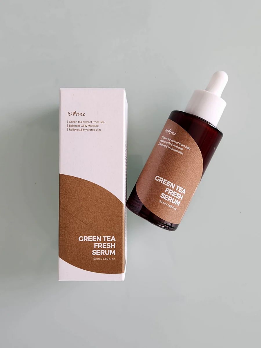 Confezione e flacone del prodotto. Scatola bianca e flacone di vetro marrone con pipetta. ISNTREE Green Tea Fresh Serum.