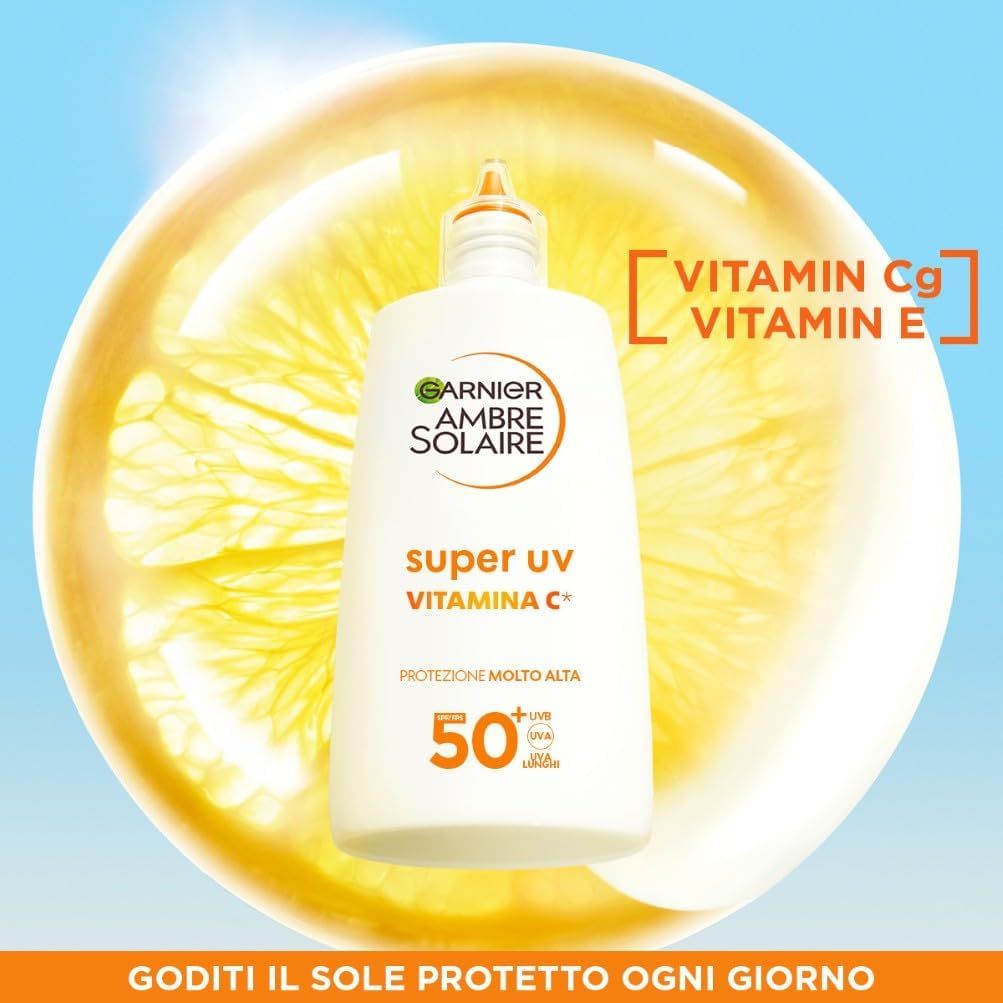 Flacone Garnier Ambre Solaire Super UV su sfondo giallo. Testo: Vitamina Cg, Vitamina E. Altissima protezione, SPF 50+.