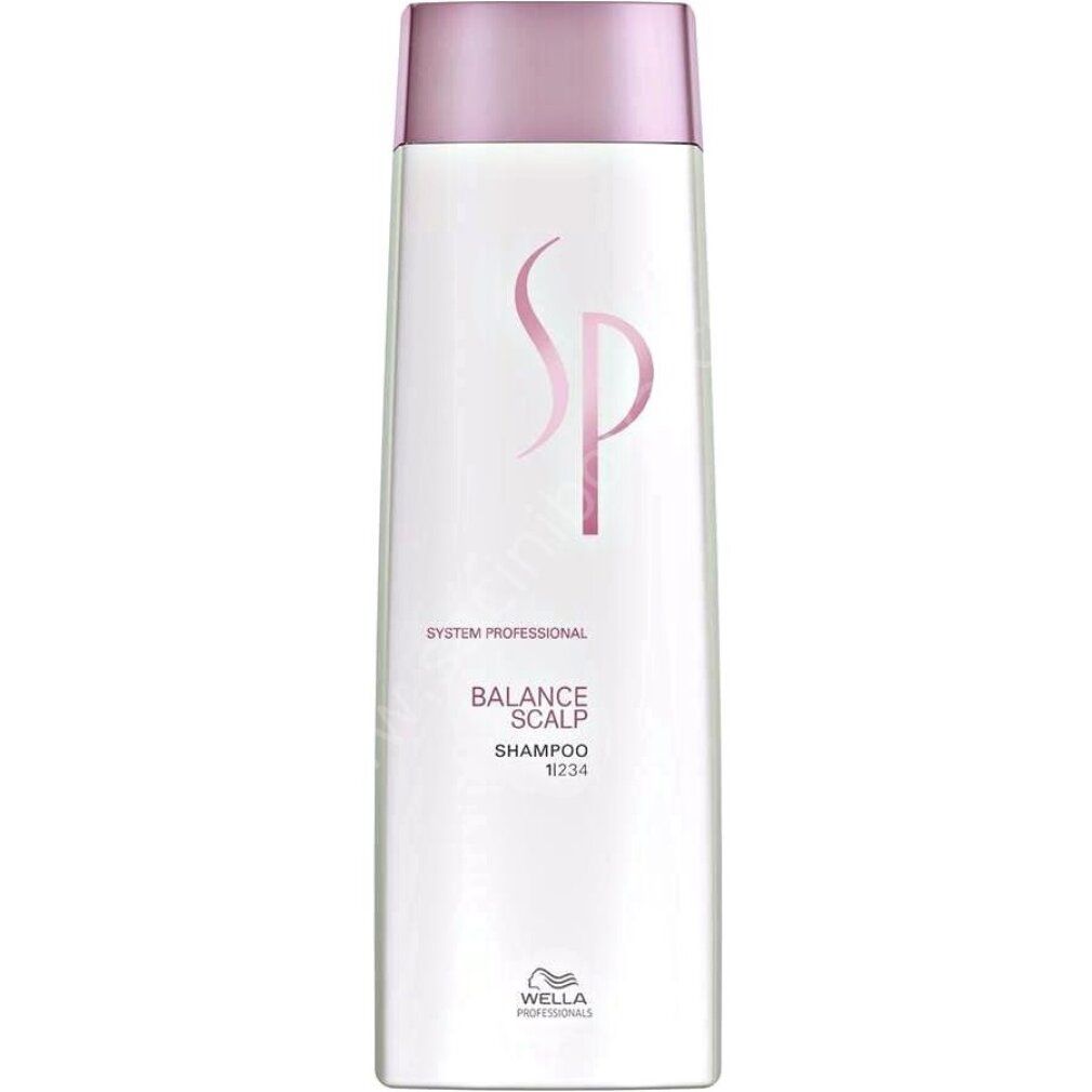 Shampoo bianco con tappo rosa. Scritta: Balance Scalp, Shampoo. Marchio: Wella SP.