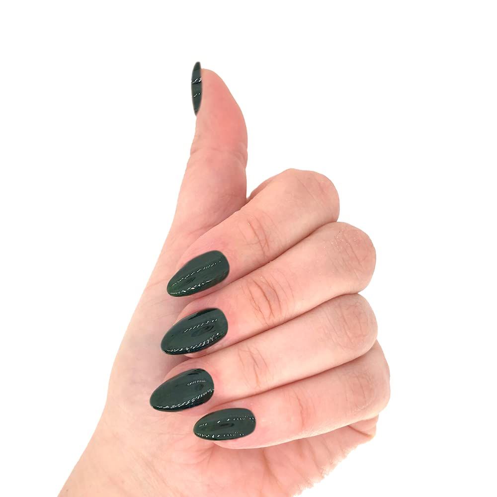 Mano con unghie smaltate. Smalto in gel Layla Cosmetics, tonalità Greenwood. Verde scuro lucido.