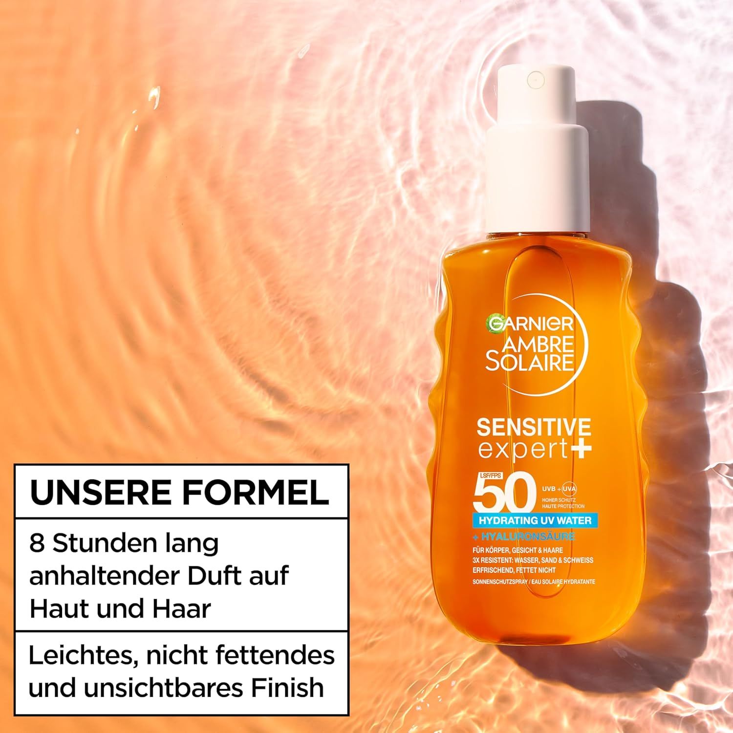 Garnier Ambre Solaire Sensitive Expert+ Spray solare SPF 50. Flacone su sfondo d'acqua. Testo: Profumo a lunga durata 8 ore.