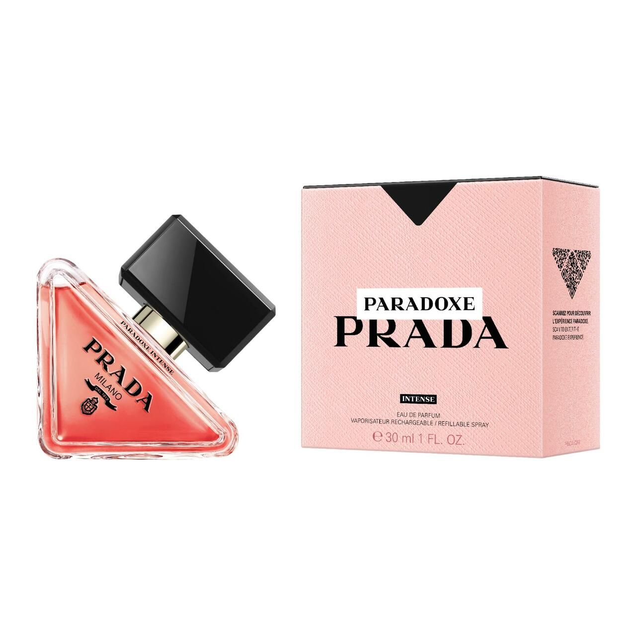 Flacone di profumo e confezione. Flacone triangolare, tappo nero. Confezione rosa con logo e nome del prodotto.