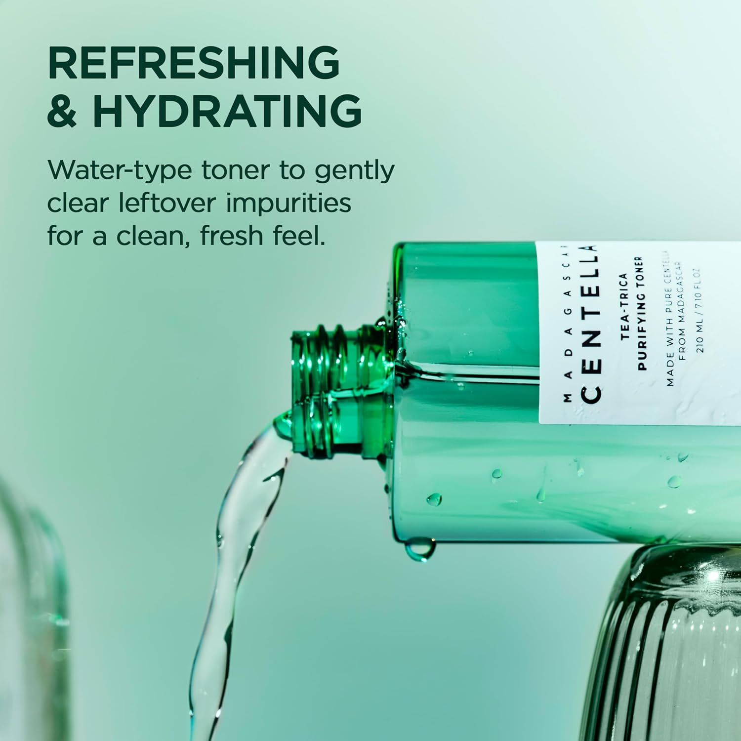 Flacone verde con tappo bianco. Liquido versato in un bicchiere. Scritta: MADAGASCAR CENTELLA.