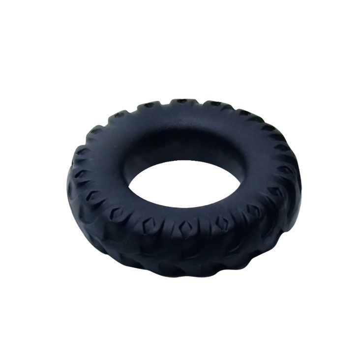 Anello nero con motivo a coste, prospettico.