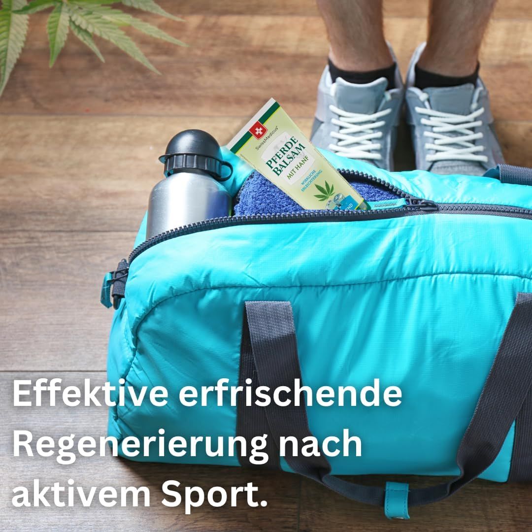 Borsa sportiva con tubo. Scritta: Pferdebalsam mit Hanf, logo SwissMedicus. Rinfrescante. Accanto, borraccia. Scarpe da ginnastica.