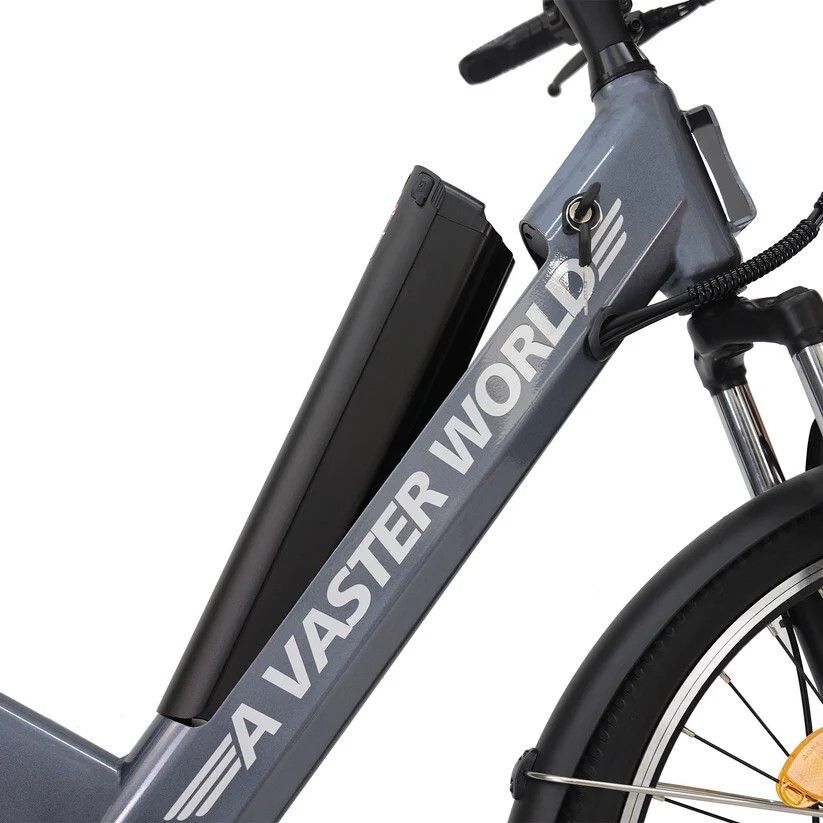 Primo piano del telaio di una bicicletta elettrica grigia. Batteria, scritta 'A VASTER WORLD'.