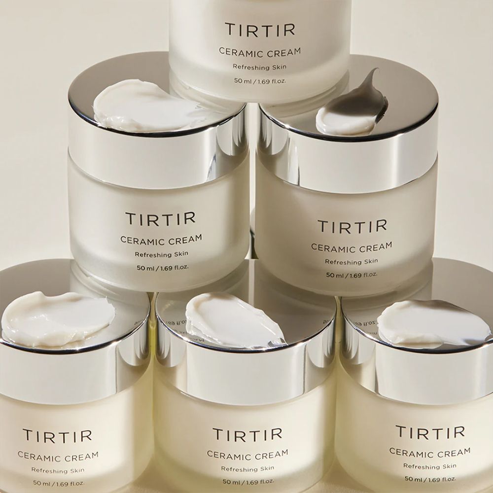Diversi vasetti "TIRTIR CERAMIC CREAM" impilati. Alcuni hanno crema sul coperchio.
