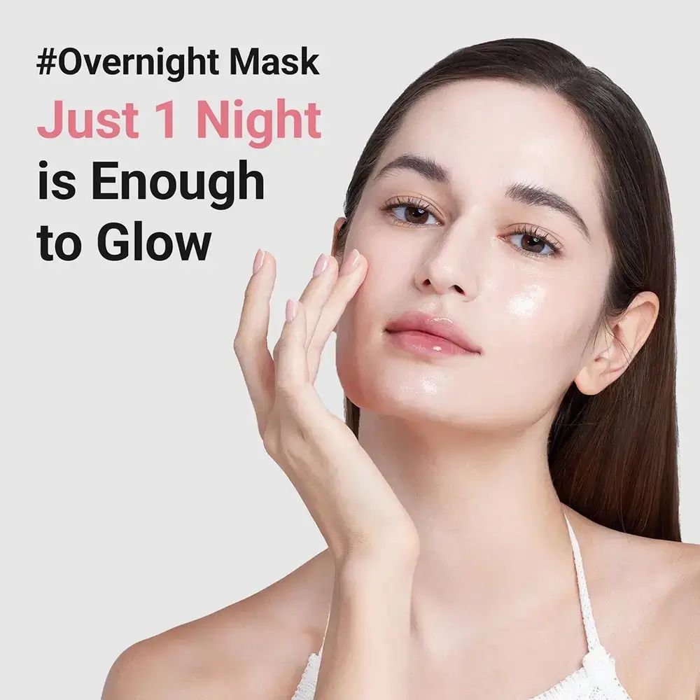 Donna che si tocca il viso. Testo: #Overnight Mask Just 1 Night is Enough to Glow.