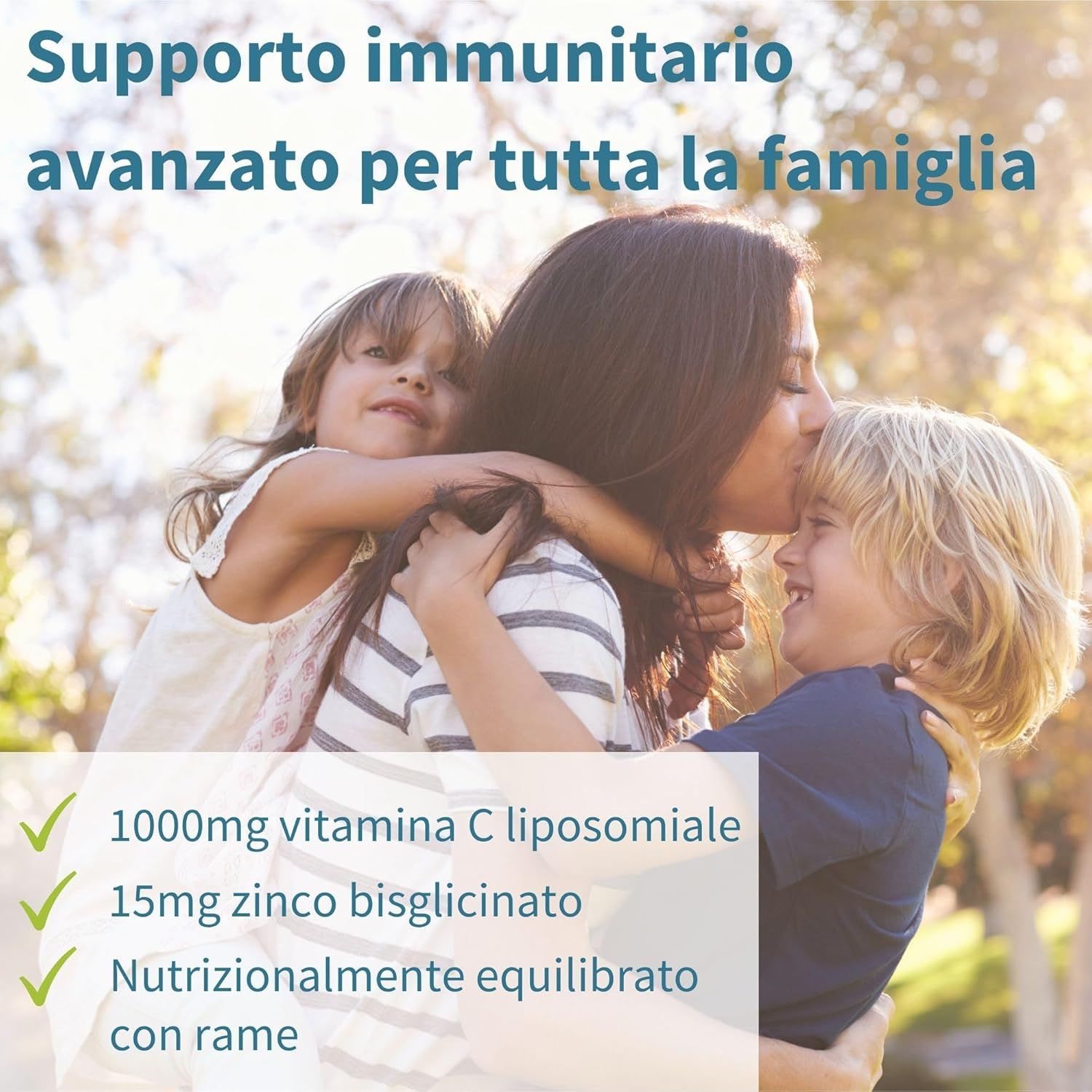Madre che bacia bambini. Testo: Supporto per tutta la famiglia. Ingredienti: 1000mg vitamina C, 15mg zinco, equilibrato con rame.