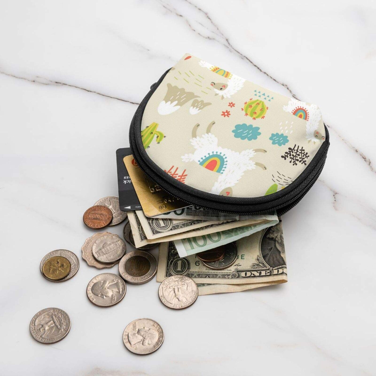 Borsa cosmetica con motivo lama, aperta, con monete e banconote. Su sfondo di marmo bianco.