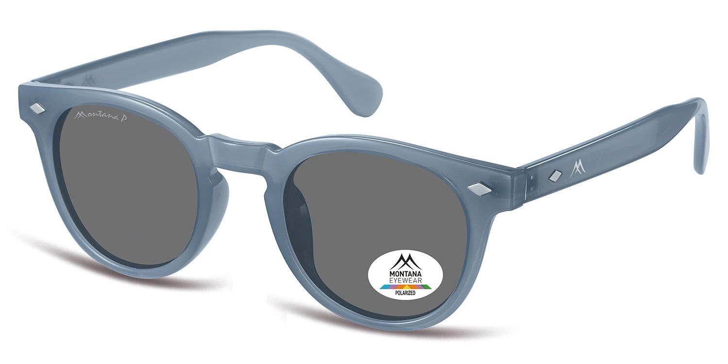 Occhiali da sole blu, vista angolata. Lenti rotonde, logo Montana Eyewear sulla stanghetta e sulla lente. Lenti polarizzate.