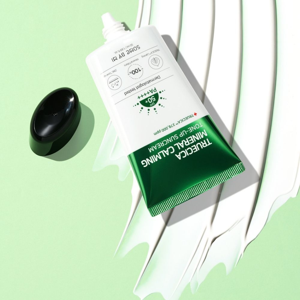 SOME BY MI Truecica Mineral Calming Tone-Up Suncream SPF50+ PA++++, 50ml, con tappo rimosso.
