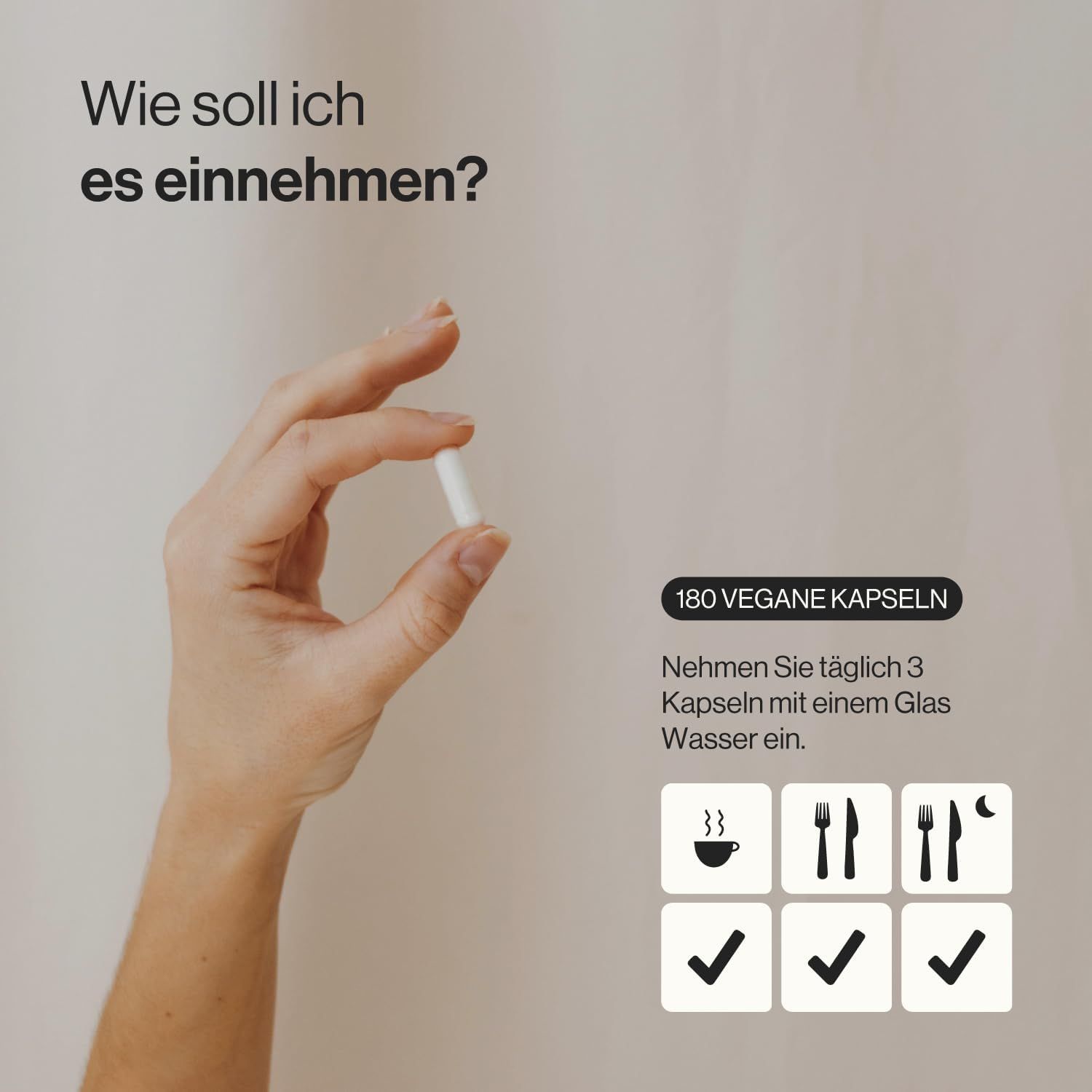 Mano che tiene una capsula bianca. Testo: 180 capsule vegane. Assunzione: 3 capsule al giorno con acqua. Simboli: tazza, forchetta, coltello, luna, spunta.
