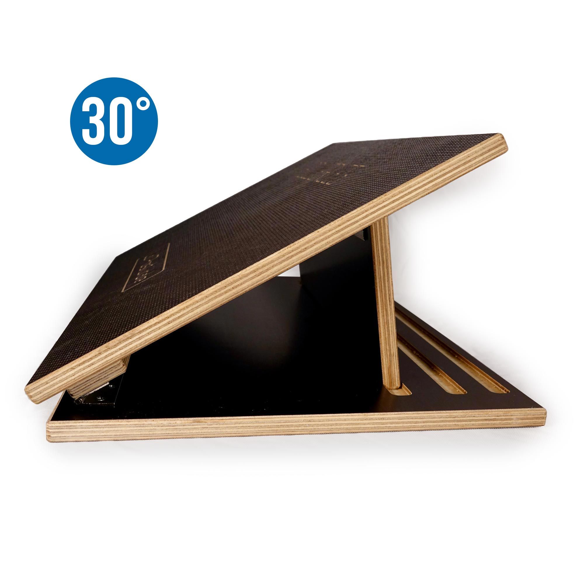 Piattaforma in legno nero inclinata a 30 gradi. Con scritta "La Posturale".