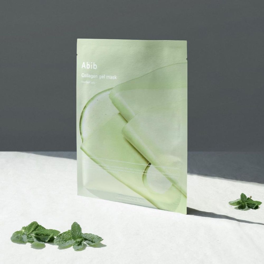 Confezione verde con prodotto. Scritta: Abib Collagen Gel Mask Heartleaf Jelly. Maschera e foglie accanto.
