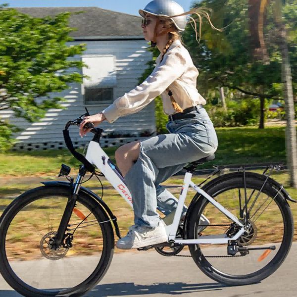 Persona in sella a una bicicletta elettrica bianca. Il logo Cheevalry è visibile sul telaio.
