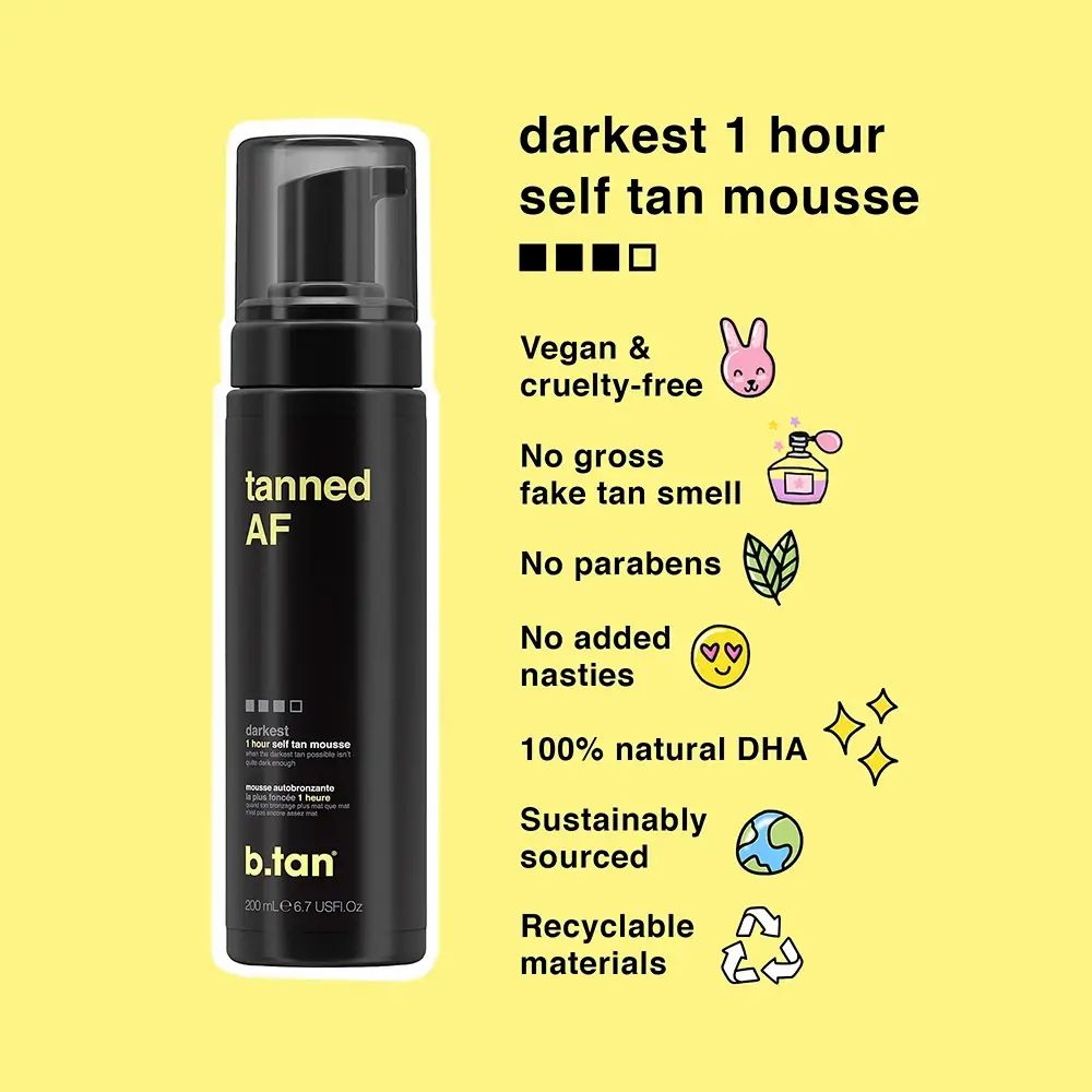 Flacone nero con testo giallo. Scritta: Tanned AF, mousse autoabbronzante più scura in 1 ora. Vegano e cruelty-free, senza parabeni, 100% DHA naturale.