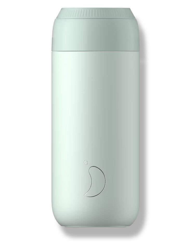 Borraccia verde chiaro con tappo a vite. Piccolo logo in basso. Forma cilindrica.