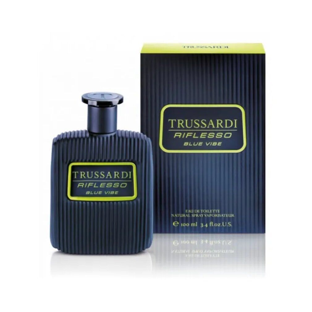 Flacone Trussardi Riflesso Blue Vibe Eau de Toilette blu scuro con texture a coste ed etichetta gialla. Scatola abbinata accanto.
