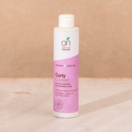 Flacone con etichetta. Scritta: Curly Cowash per capelli ricci. Logo e testo: Officina Naturae, Organic Hairline.