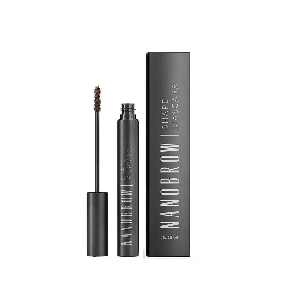 Flacone e scovolino mascara, accanto alla confezione. Scritta: NANOBROW SHAPE MASCARA.