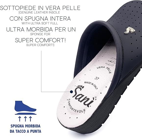 Primo piano di zoccolo in pelle blu. Soletta con logo « Sani » e « Vera Pelle ». Testo: « Con Spugna Intera » e « Super Comfort ! ».