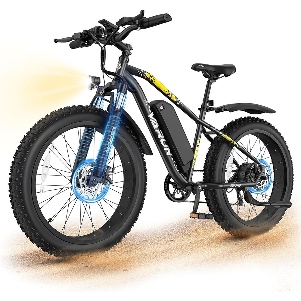 E-MTB nera con dettagli gialli e logo VARUN. Faro acceso. Pneumatici larghi e parafanghi.