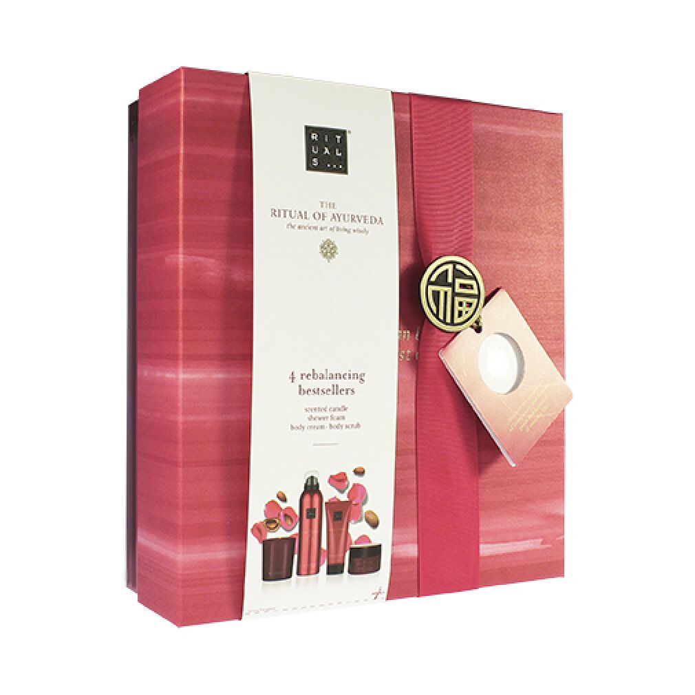 Confezione regalo rossa con nastro. Scritta: Ritual of Ayurveda. Contiene quattro prodotti. Con etichetta.
