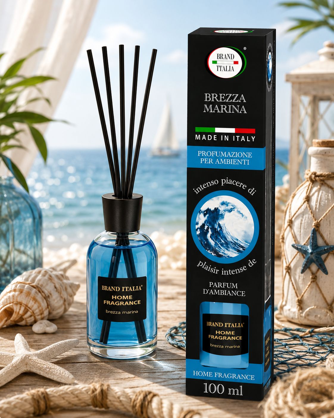 Flacone in vetro blu con diffusore nero e sei bastoncini. Marca: Brand Italia, Prodotto: Home Fragrance Brezza Marina.
