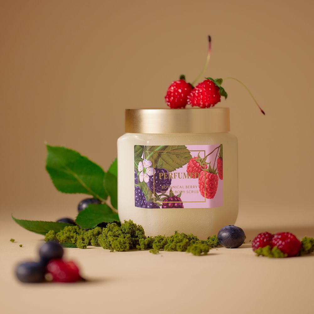 Vaso con coperchio dorato, etichetta con illustrazione di frutti di bosco. Decorato con foglie, bacche e materiale verde.