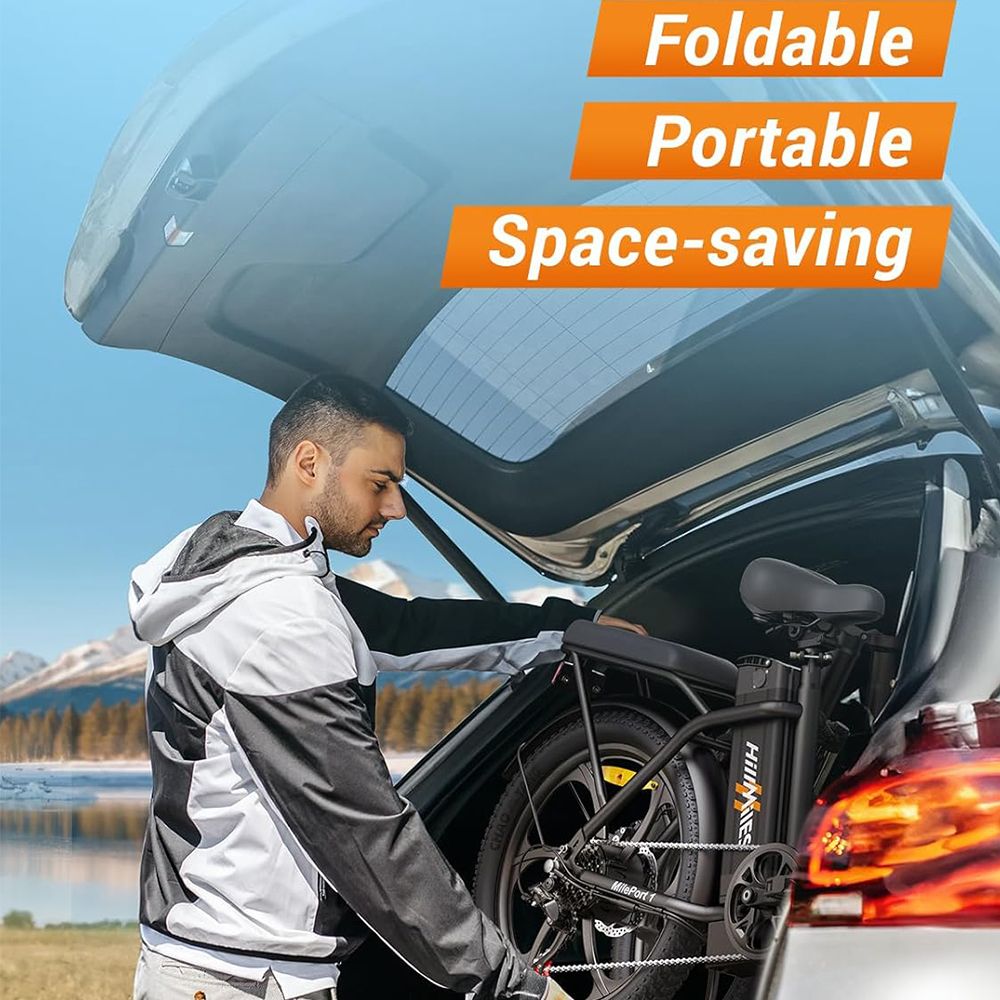 Un uomo ripone una e-bike pieghevole in un'auto. Scritte: Pieghevole, portatile, salvaspazio.