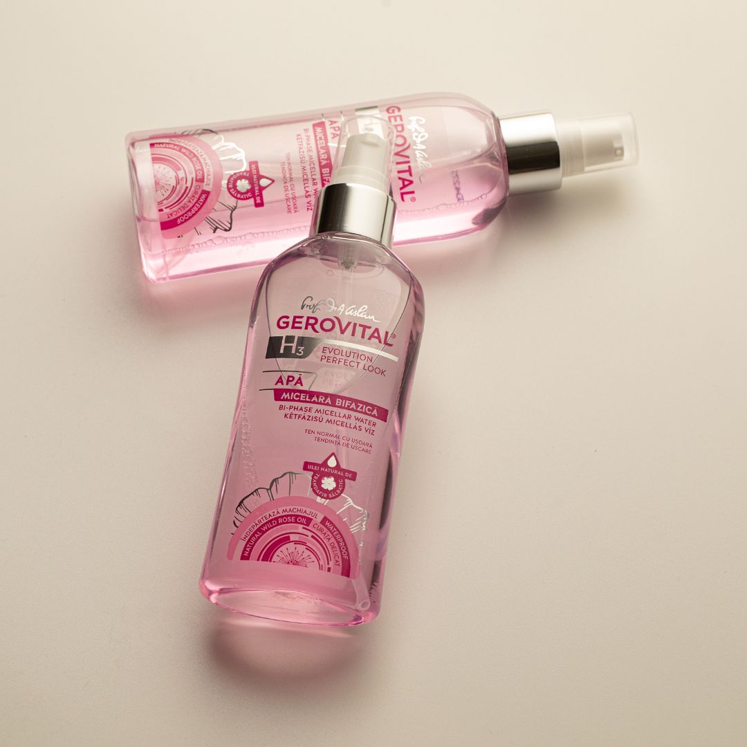 Due flaconi di acqua micellare Gerovital. Liquido rosa, vaporizzatore bianco. Scritta: Gerovital, APA, Evolution Perfect Look.