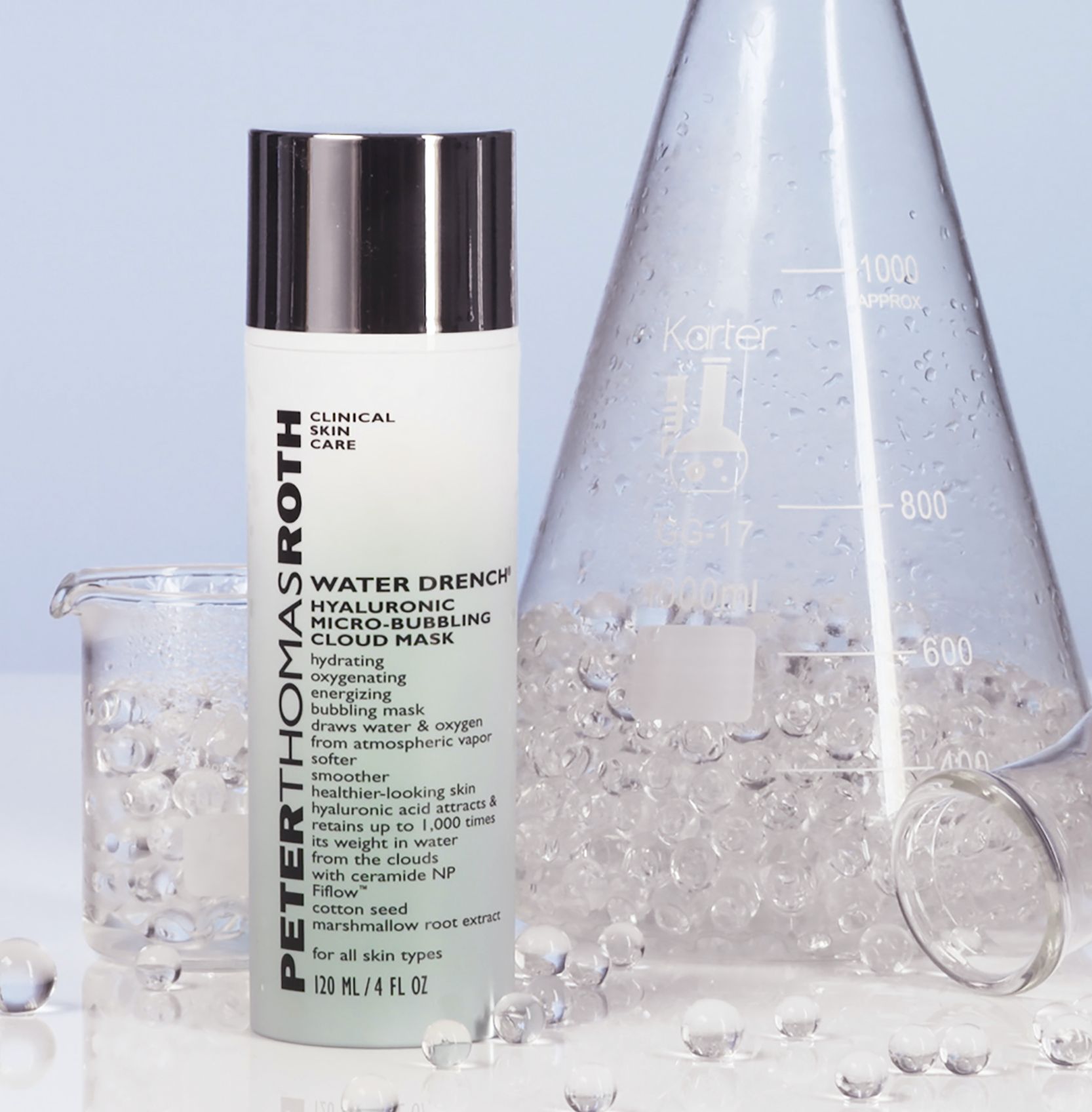 Flacone accanto a vetreria da laboratorio. Scritta: Peter Thomas Roth Water Drench Micro-Bubbling Cloud Mask. 120 ml/4 FL OZ.
