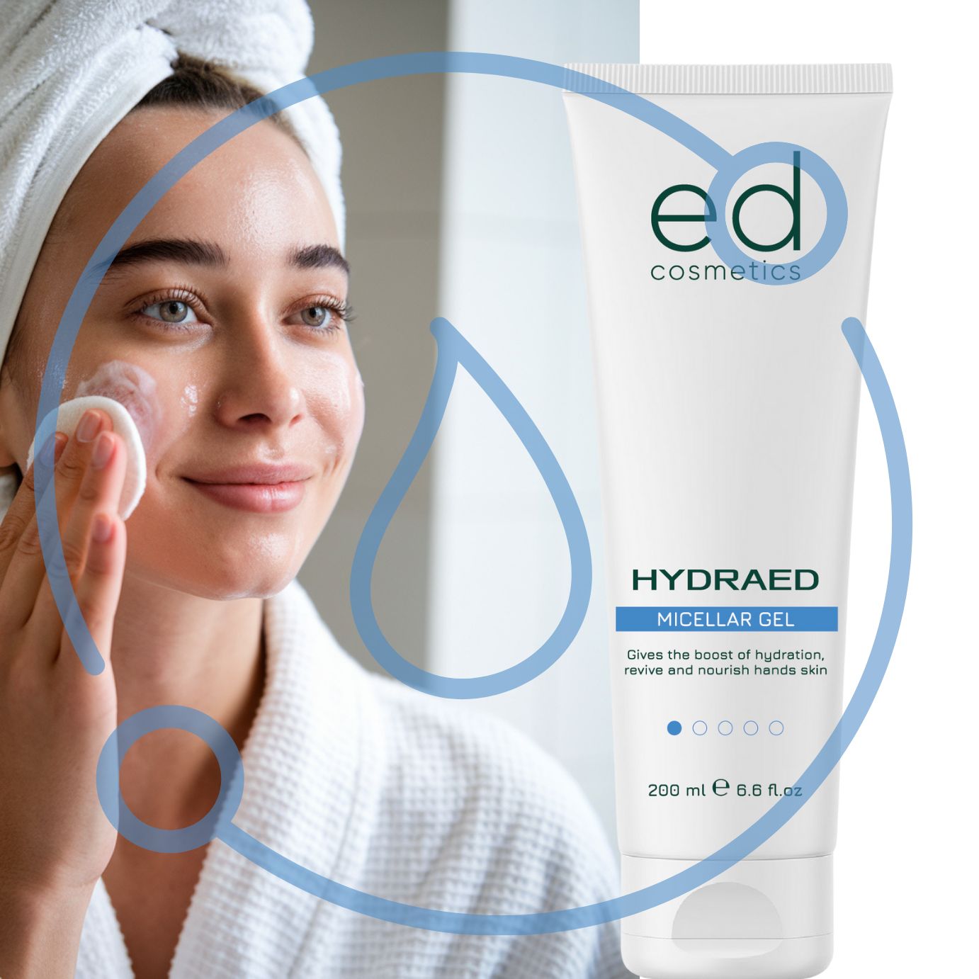 Donna con asciugamano e accappatoio. Usa un prodotto. Tubo bianco con logo verde e barra blu.