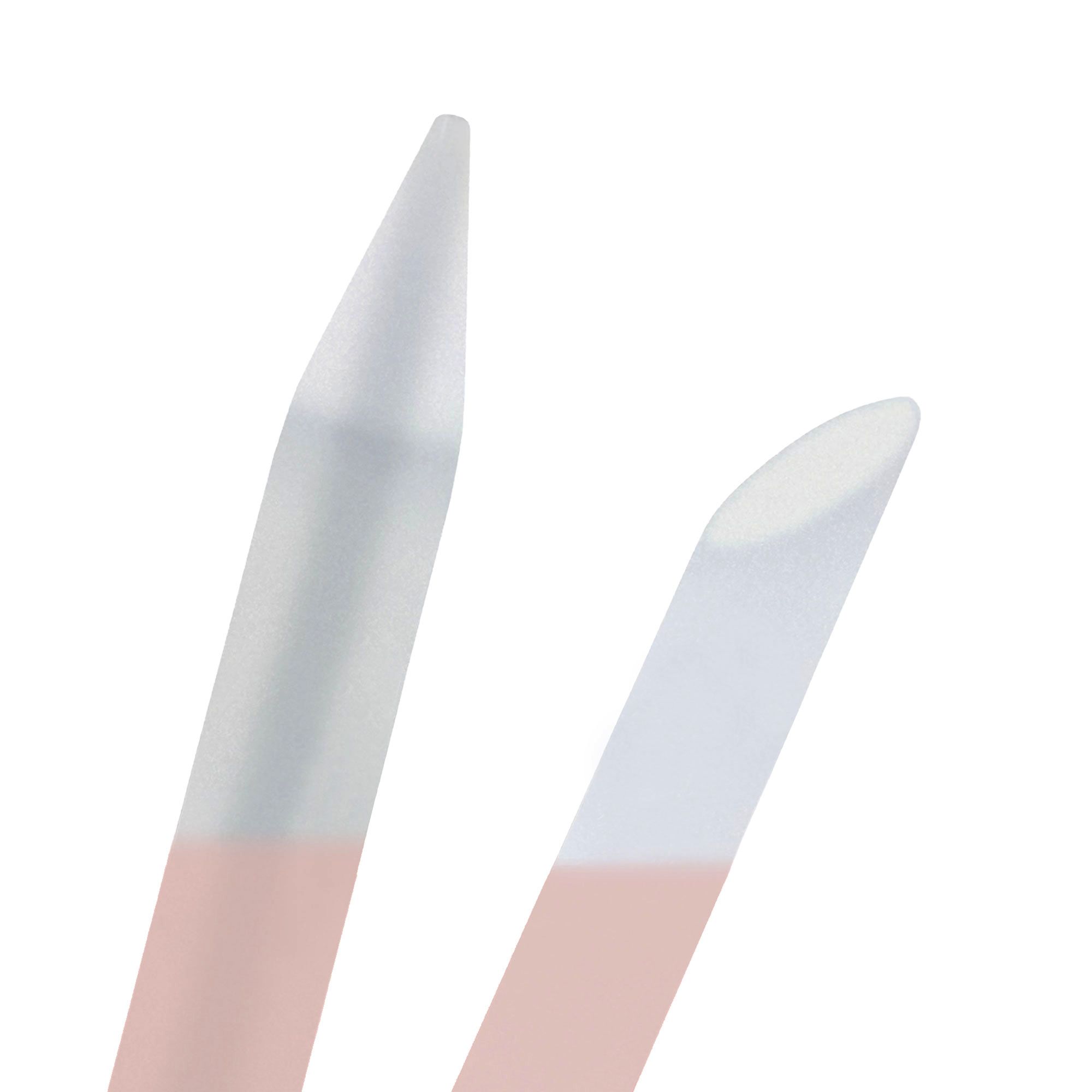 Due estremità di lime per unghie. Entrambe hanno una colorazione rosa e bianca. La lima sinistra è appuntita, la destra arrotondata.