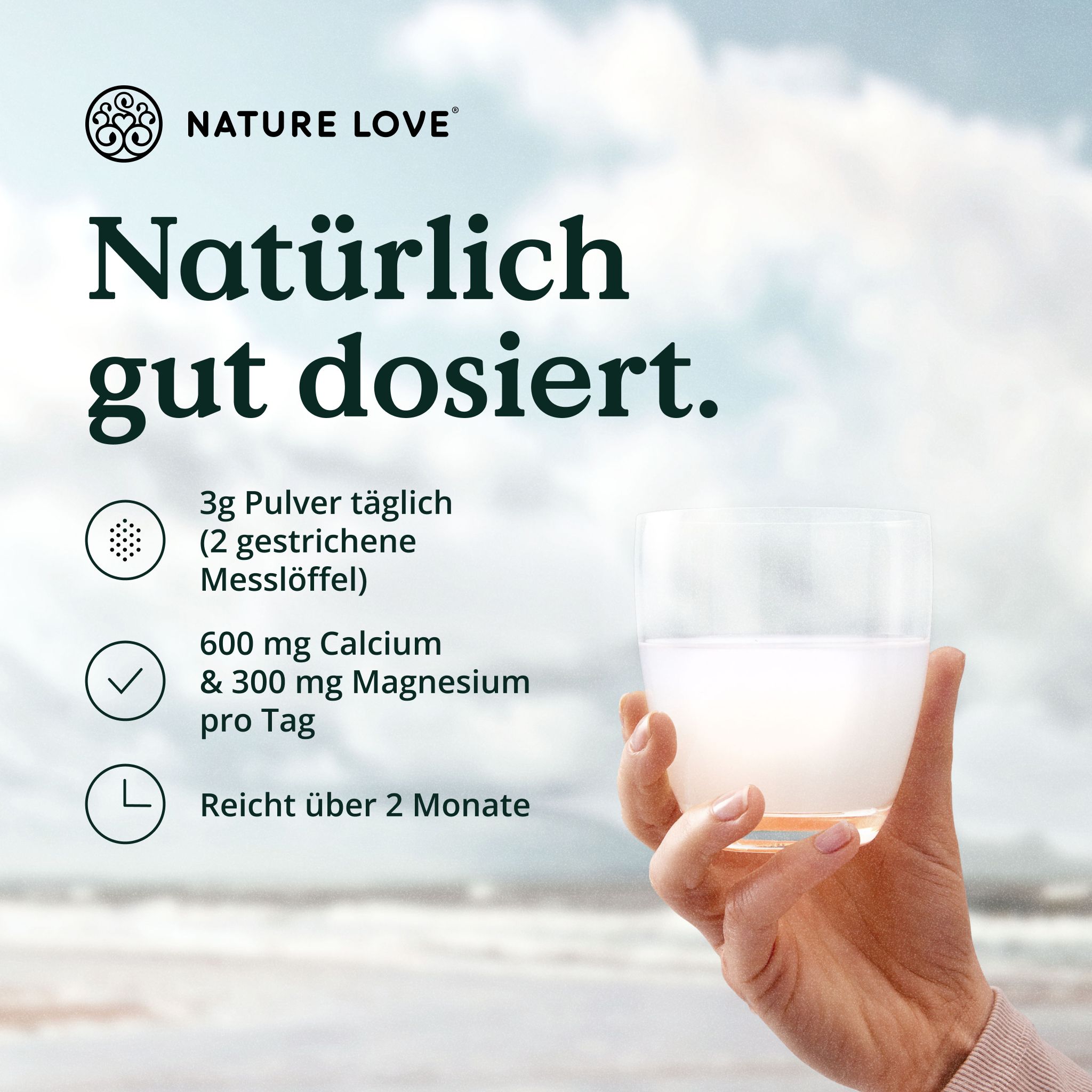 Bicchiere con liquido, mano che tiene il bicchiere. Testo: 3g di polvere al giorno, 600mg di calcio e 300mg di magnesio al giorno. Dura più di 2 mesi.